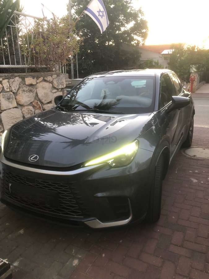 לקסוס LBX 2025