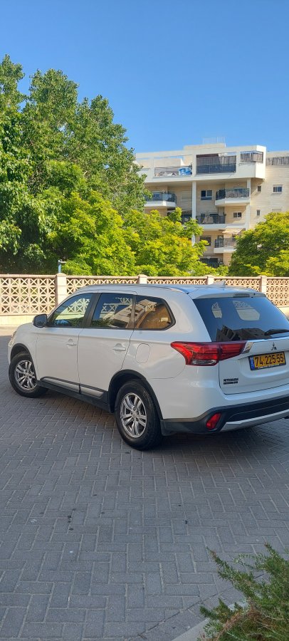 מיצובישי אאוטלנדר 2017